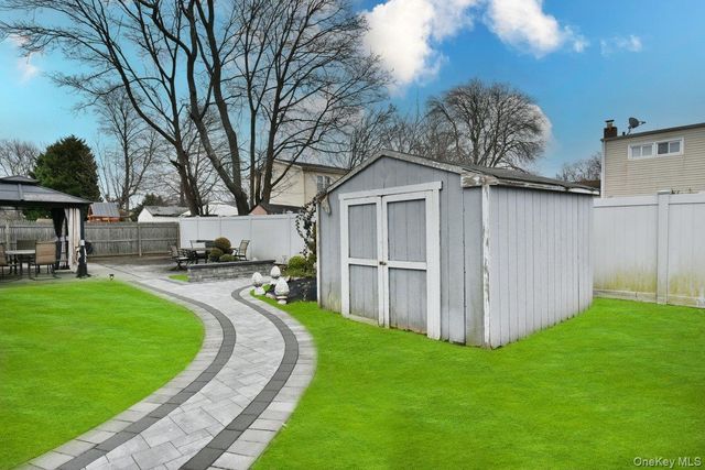 116 15th Avenue, West Babylon, NY 11704