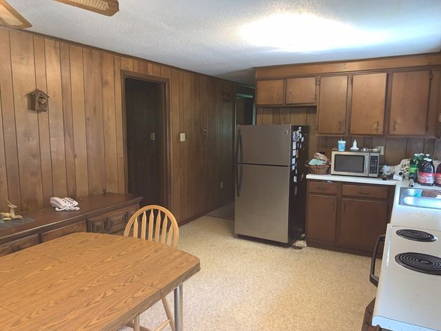 389 Breakneck Rd, Southbridge, MA 01550