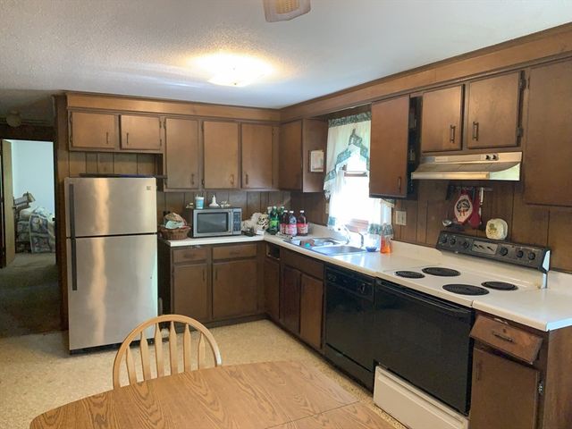389 Breakneck Rd, Southbridge, MA 01550
