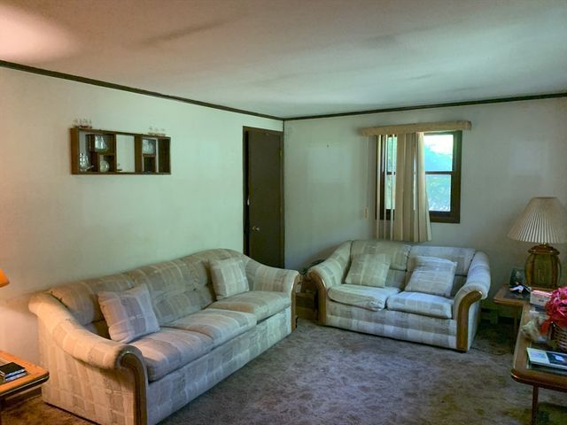 389 Breakneck Rd, Southbridge, MA 01550