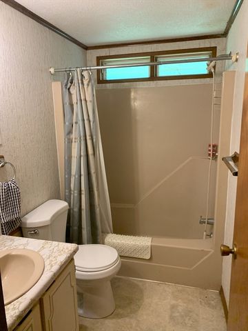 389 Breakneck Rd, Southbridge, MA 01550