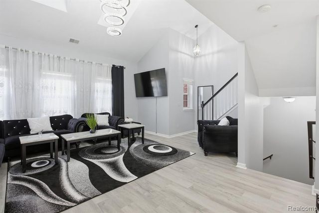 16878 Farmington Road, Livonia, MI 48154