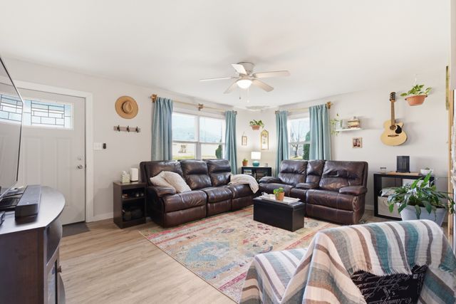 31 Horseshoe Bend Ln, Elmwood, TN 38560