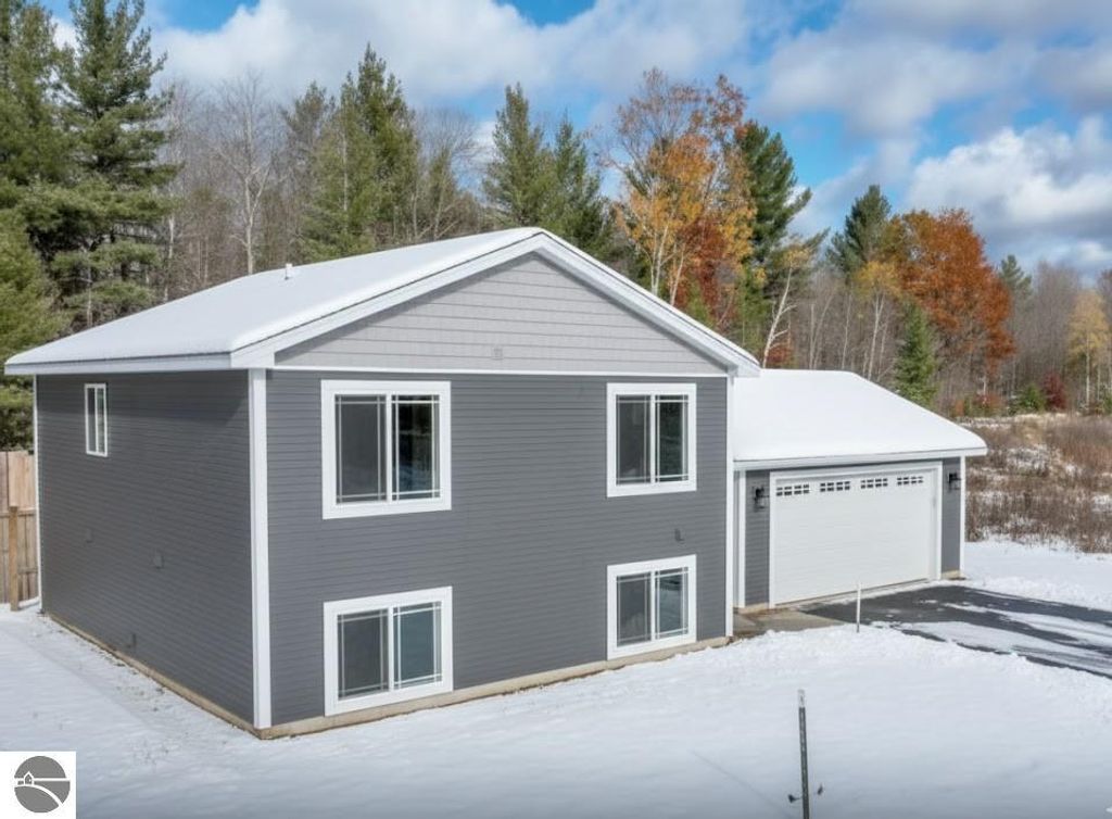 4860 Meadowlark Lane, Traverse City, MI 49685