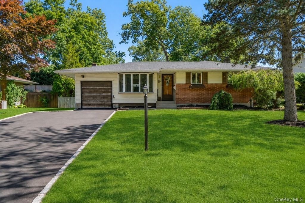39 Tanglewood Drive, Smithtown, NY 11787