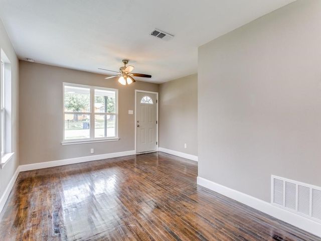 8121 W Elizabeth Lane, Fort Worth, TX 76116