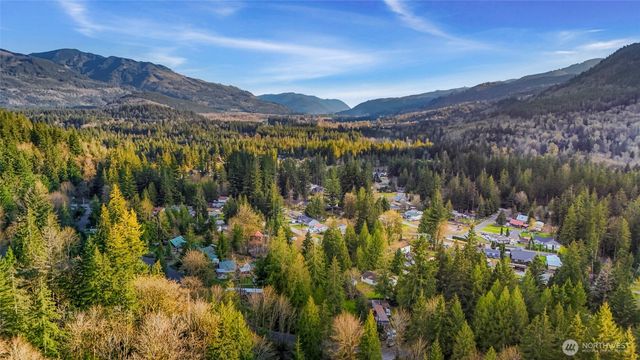 7911 Oregon Trail, Maple Falls, WA 98266