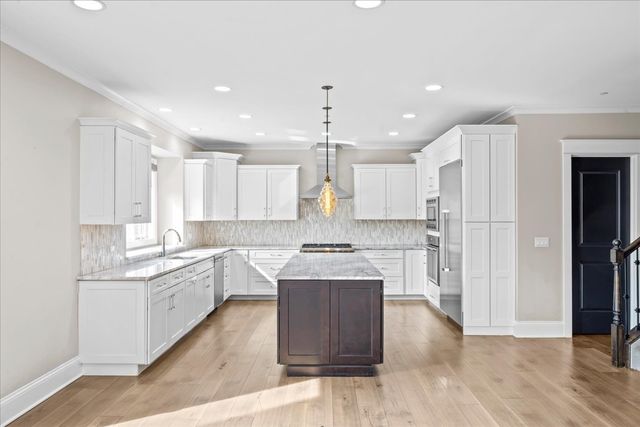 25 Clay Court, Lake Bluff, IL 60044