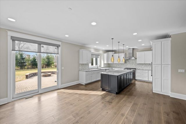 25 Clay Court, Lake Bluff, IL 60044