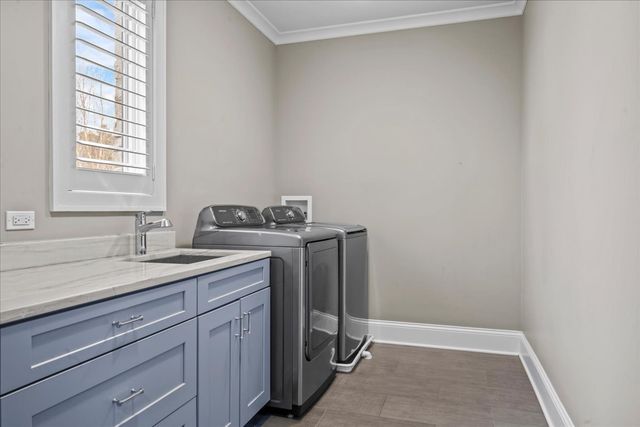 25 Clay Court, Lake Bluff, IL 60044