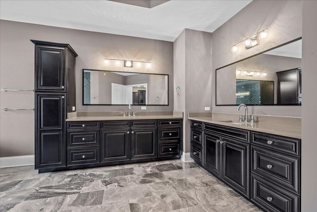 25 Clay Court, Lake Bluff, IL 60044