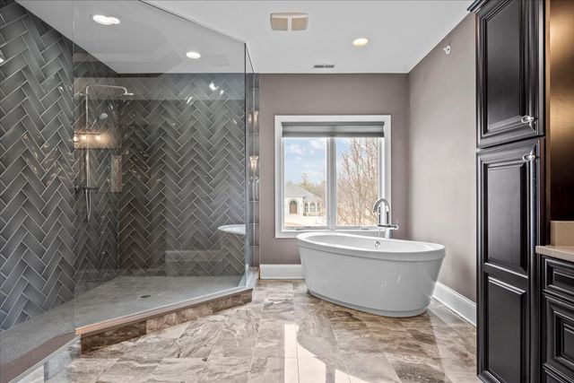 25 Clay Court, Lake Bluff, IL 60044