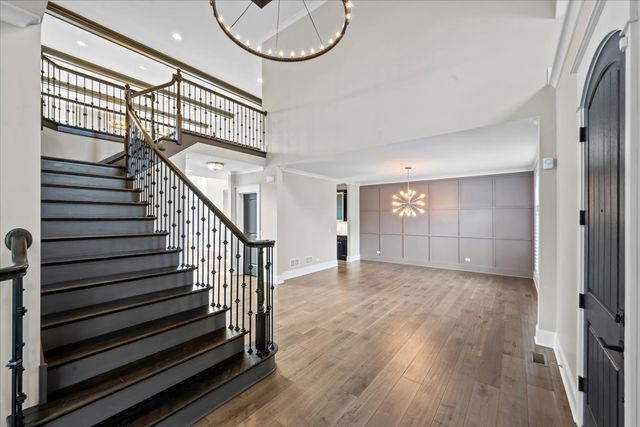 25 Clay Court, Lake Bluff, IL 60044