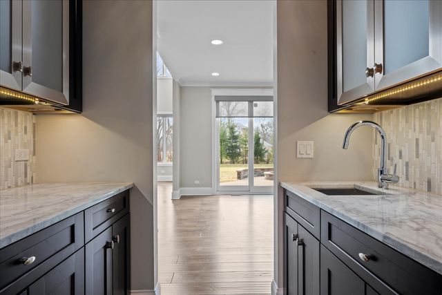 25 Clay Court, Lake Bluff, IL 60044