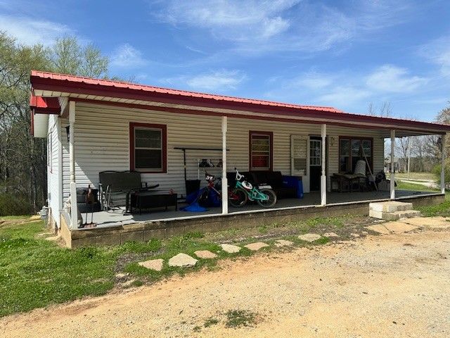 178 S West St, Decaturville, TN 38329