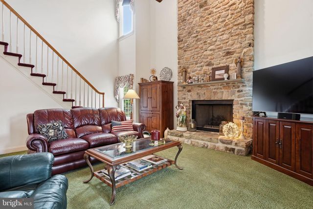 25 ALEXANDERS CT, Newtown, PA 18940