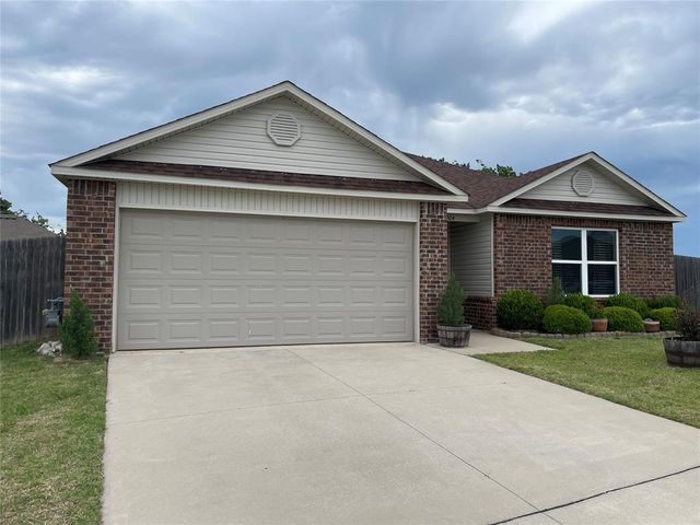 1904 Twisted Oak Court, Shawnee, OK 74804