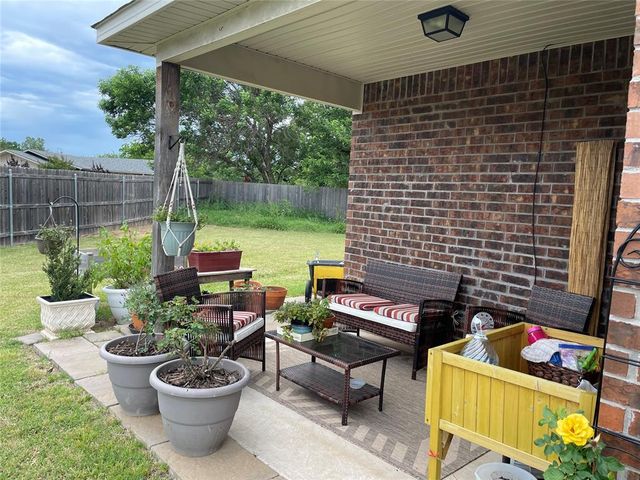 1904 Twisted Oak Court, Shawnee, OK 74804