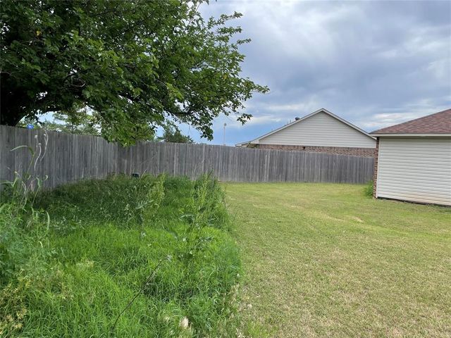 1904 Twisted Oak Court, Shawnee, OK 74804