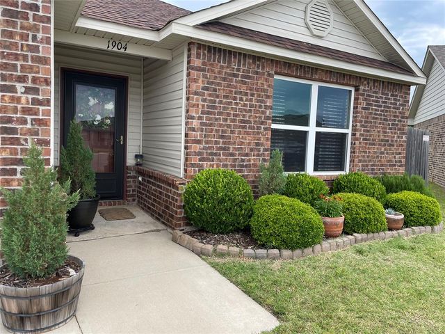 1904 Twisted Oak Court, Shawnee, OK 74804