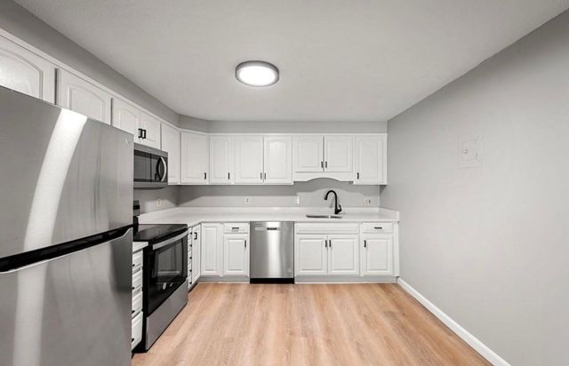 3 Pembroke Dr Unit 15, Derry, NH 03038