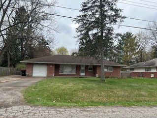 21383 Mada Avenue, Southfield, MI 48075