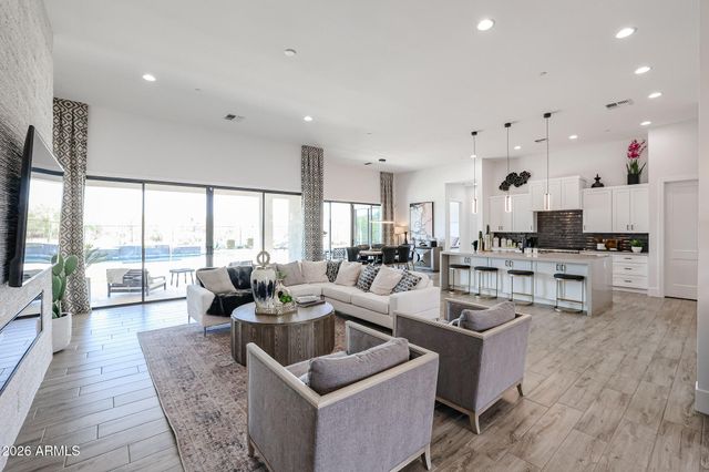 1612 E CREEK CANYON Road, Phoenix, AZ 85086