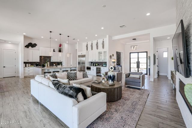 1612 E CREEK CANYON Road, Phoenix, AZ 85086