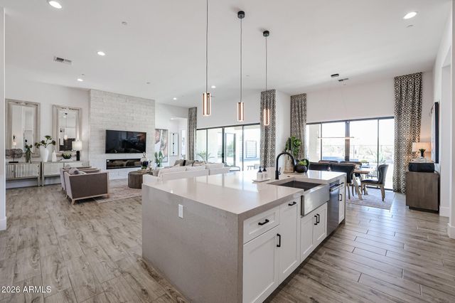 1612 E CREEK CANYON Road, Phoenix, AZ 85086