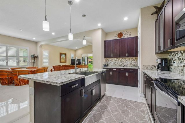 1053 SW 113th Way, Pembroke Pines, FL 33025