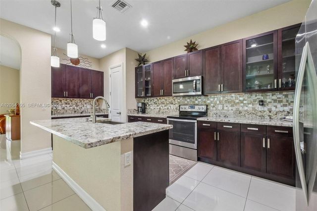 1053 SW 113th Way, Pembroke Pines, FL 33025