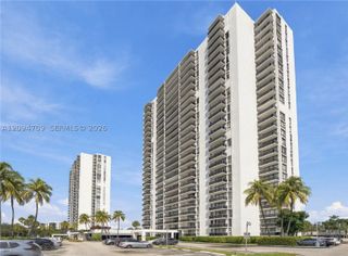 3675 N Country Club Dr 204, Aventura, FL 33180