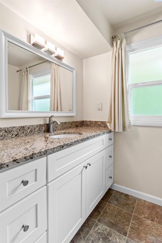 1906 S Ione Street, Kennewick, WA 99337