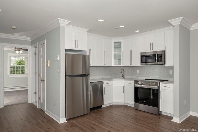 30 BAY POINT Court 52, West Babylon, NY 11704