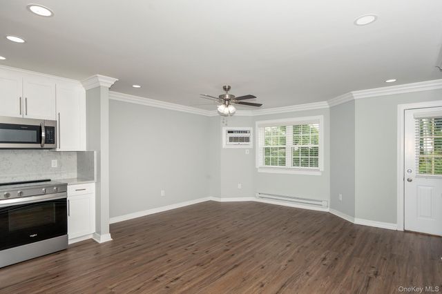30 BAY POINT Court 52, West Babylon, NY 11704