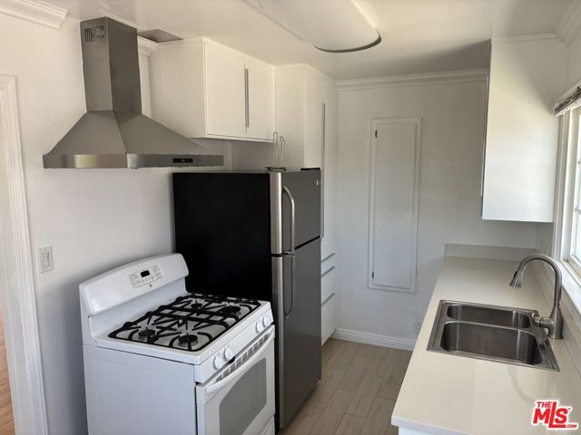 8437 Lilienthal Avenue, Los Angeles, CA 90045