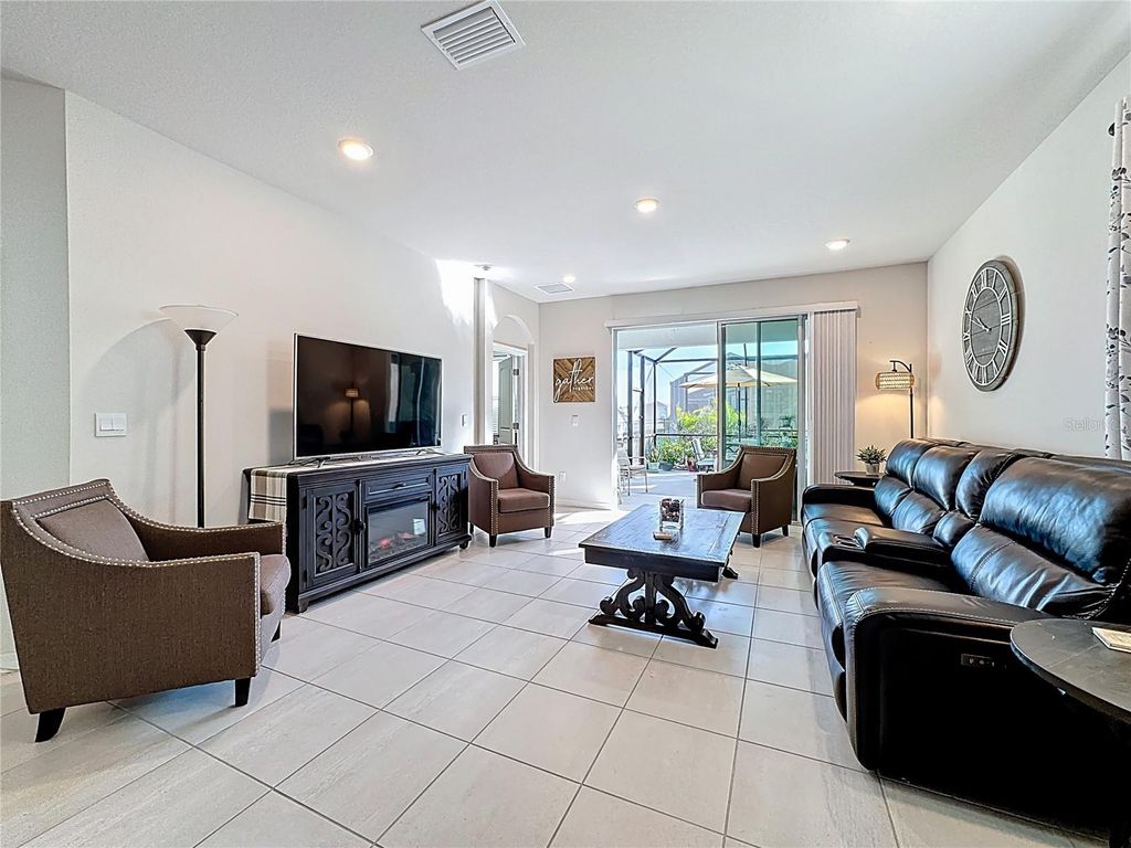 Image 11 of property listing at 621 157TH COURT E, Bradenton, FL 34212