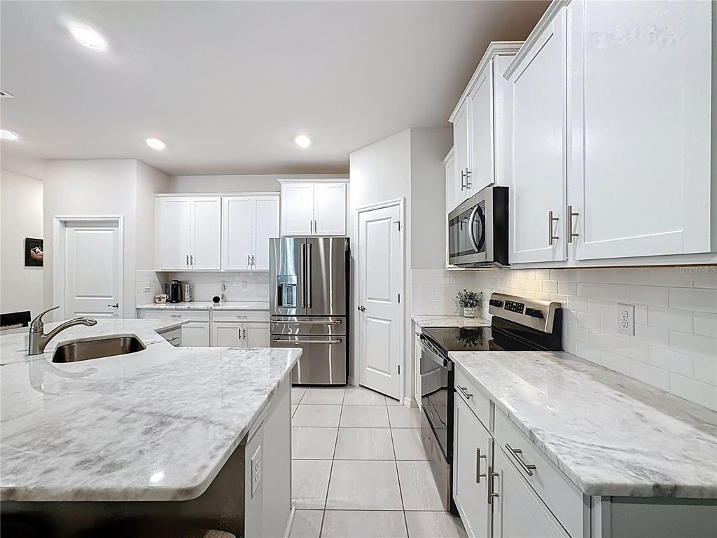 Image 18 of property listing at 621 157TH COURT E, Bradenton, FL 34212