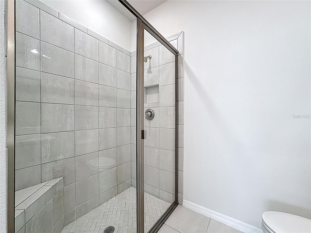 Image 10 of property listing at 621 157TH COURT E, Bradenton, FL 34212