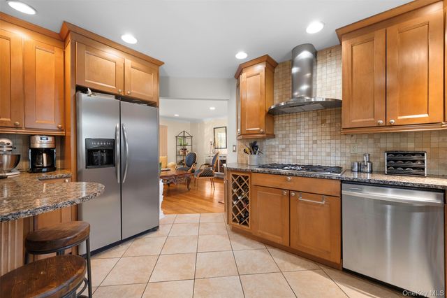 6 Linford Lane, Melville, NY 11747