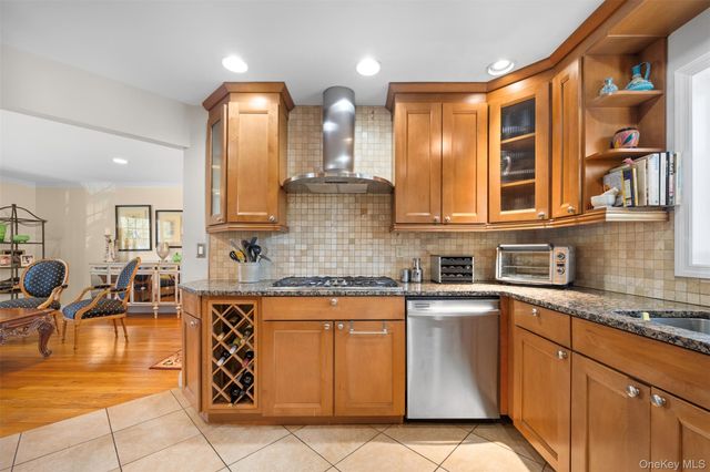 6 Linford Lane, Melville, NY 11747