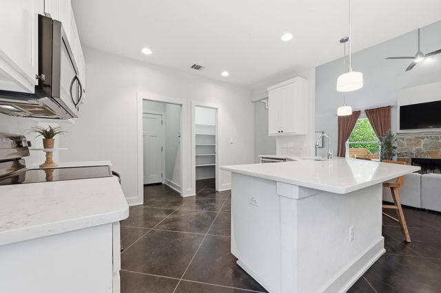 820 Panorama DR, Dripping Springs, TX 78620