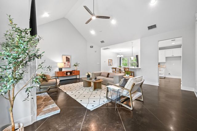 820 Panorama DR, Dripping Springs, TX 78620