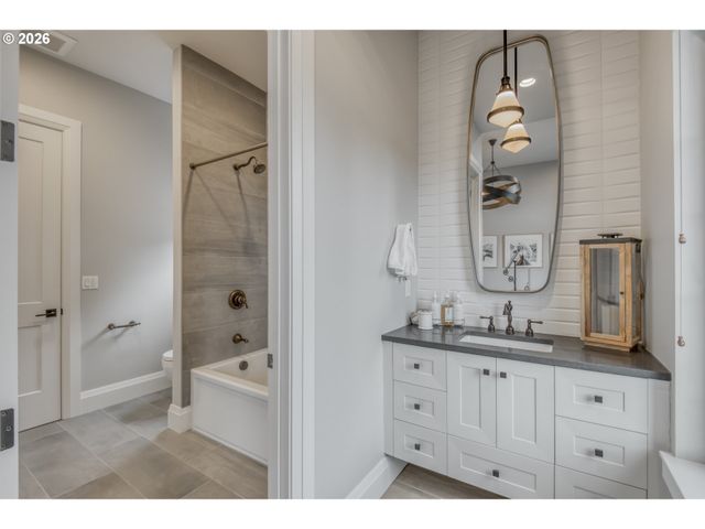 10627 Se PAXTON Ln, Happy Valley, OR 97086