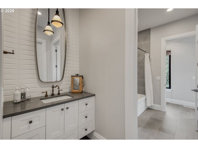 10627 Se PAXTON Ln, Happy Valley, OR 97086