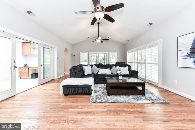 14 OAK LN, Sterling, VA 20165