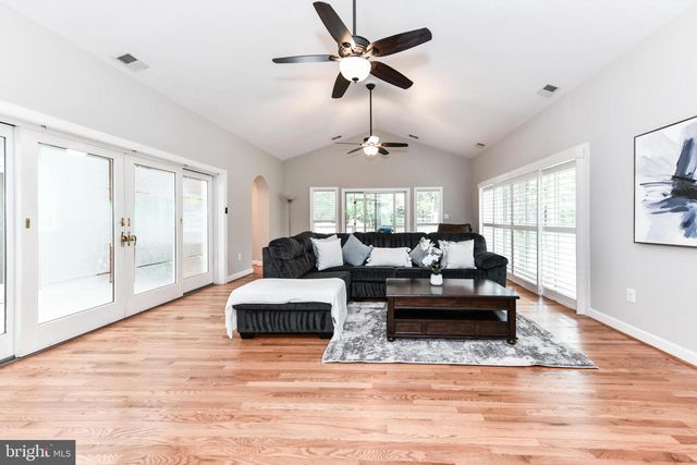 14 OAK LN, Sterling, VA 20165