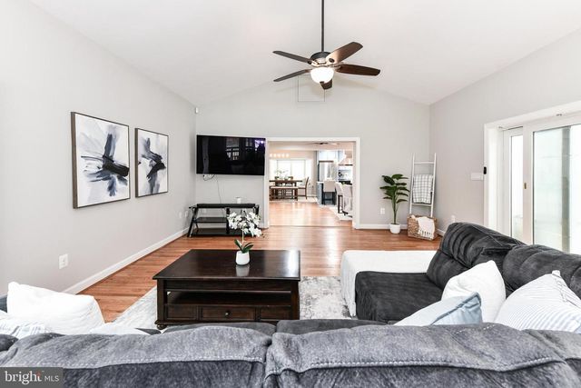 14 OAK LN, Sterling, VA 20165