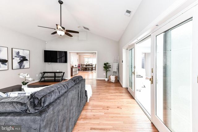 14 OAK LN, Sterling, VA 20165