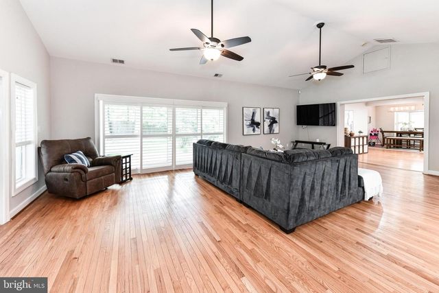 14 OAK LN, Sterling, VA 20165